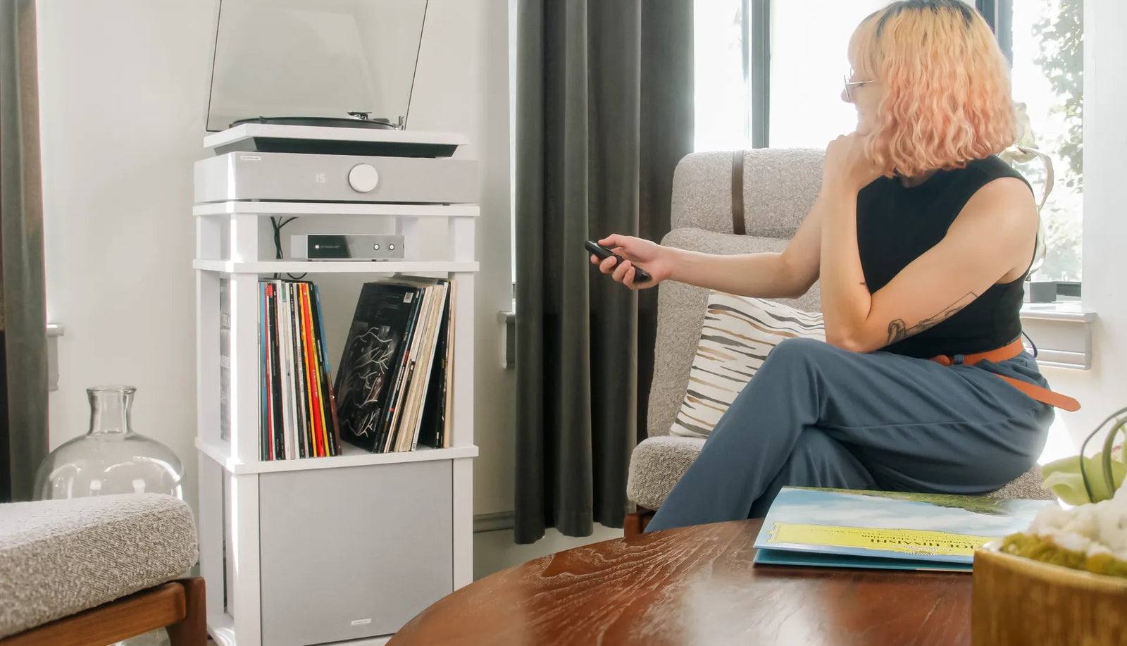 Un SpinQuartet con sus discos en el estante, en un living